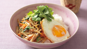 エスニック風きんぴらそぼろのっけご飯