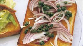 たまねぎとケイパーのオープンサンド