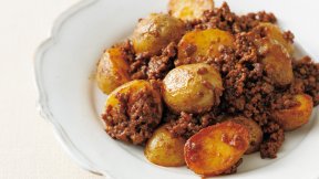 新じゃがとひき肉のカレー炒め