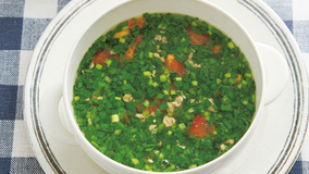 にらとトマト、豚ひき肉のスープ