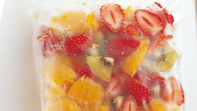 フルーツを刻んで冷凍保存