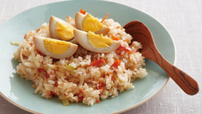 煮卵のせ塩鮭（ざけ）チャーハン