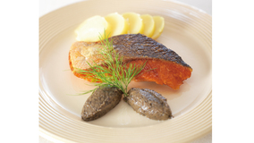 さけのポワレ黒いソース添え