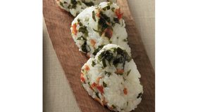 わかめとカリカリベーコンのおにぎり