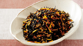 芽ひじきとひき肉、にんじんのみそ炒め