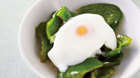 レンジピーマンの温泉卵のせ