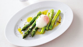 ゆでアスパラの温泉卵のせ