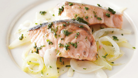 鮭とたまねぎのバター蒸し