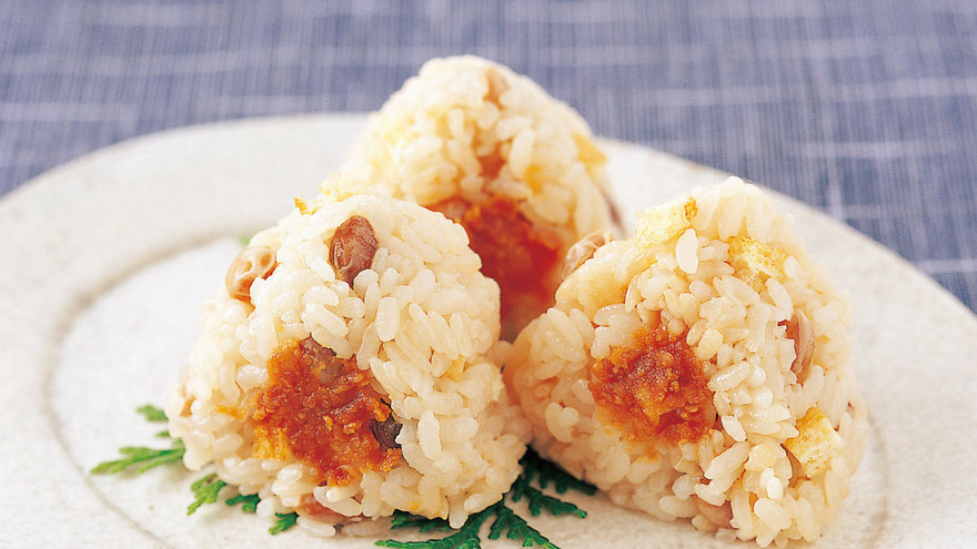 大豆とお揚げのみそおにぎり