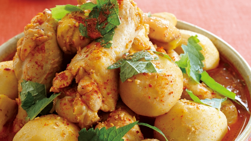 鶏手羽元と里芋の韓国煮