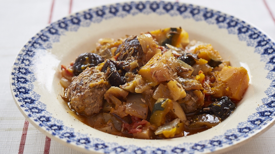 プルーンカポナータでスパイシー肉だんごの煮込み