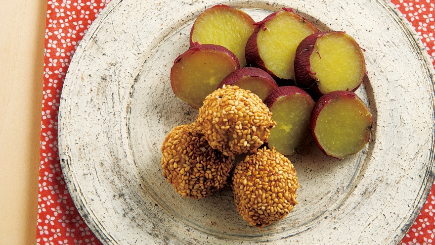 干しさつまいもとごまだんご