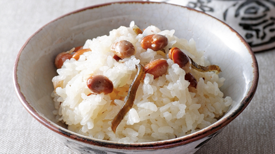 煎り大豆と切り昆布のご飯
