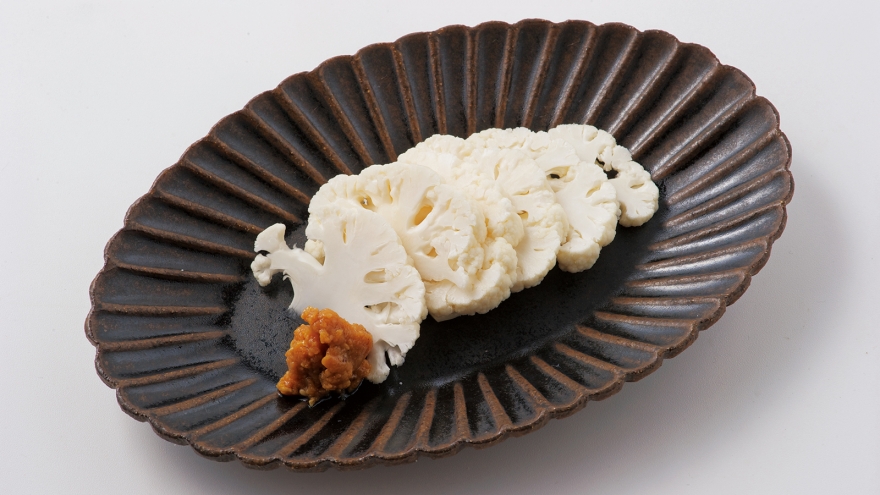 カリフラワーのみそディップ添え