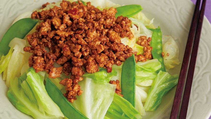 春キャベツの甘辛そぼろのせ