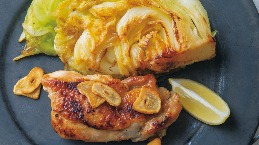 春キャベツと鶏肉のガーリックステーキ