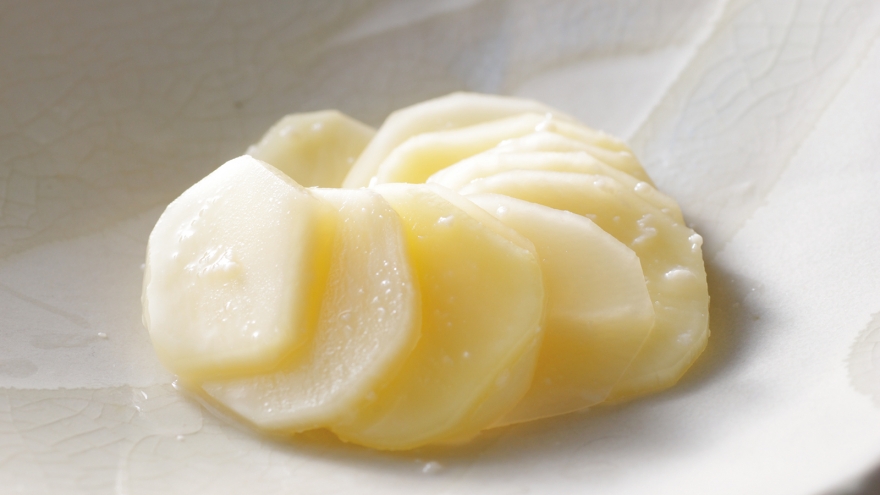 キャベツの芯の塩こうじ漬け