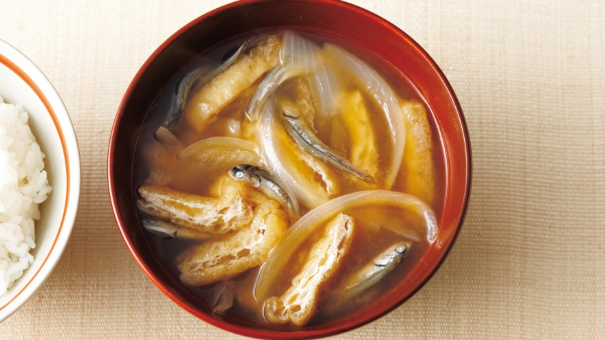 油揚げとたまねぎのみそ汁