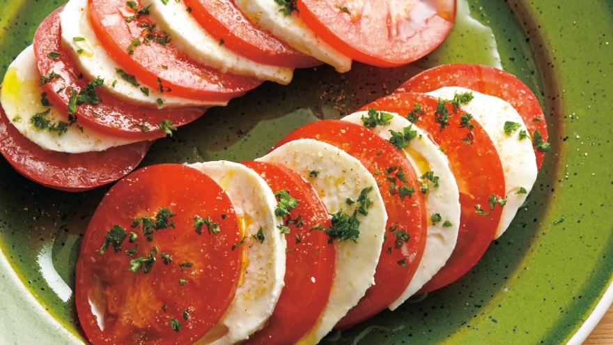 トマトサラダ 食べ飽きないシンプルレシピ８選 料理家レシピ満載 みんなのきょうの料理 Nhk きょうの料理 で放送のおいしい料理レシピをおとどけ
