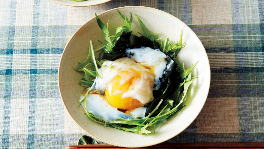 水菜とわかめの温泉卵のせ
