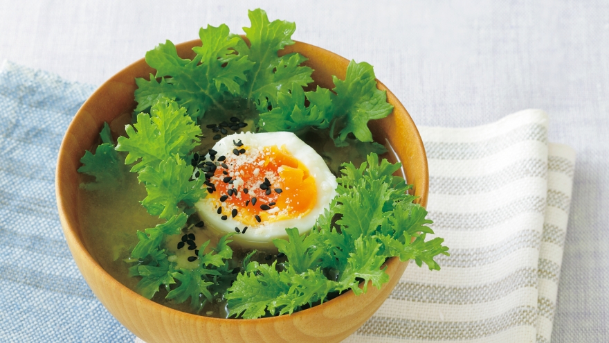 ゆで卵とサラダ野菜のみそ汁