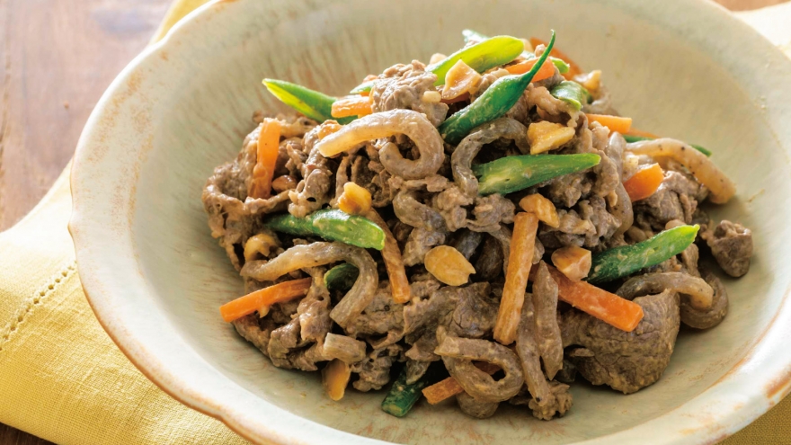 牛肉と糸こんにゃくのピーナツあえ