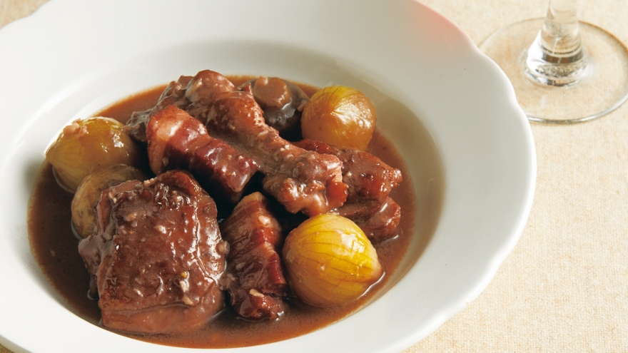 鶏肉の赤ワイン煮