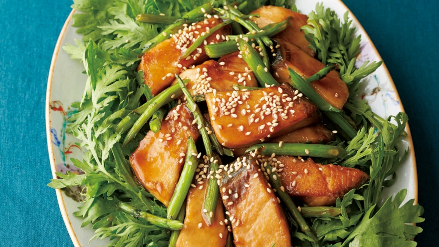 ぶりの照り焼き 春菊添え