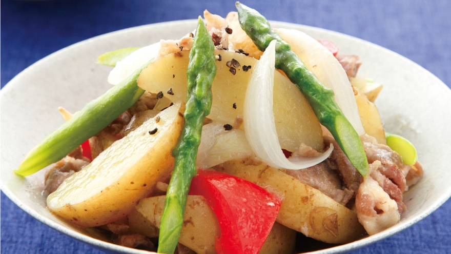 新じゃがとアスパラガスの塩肉じゃが