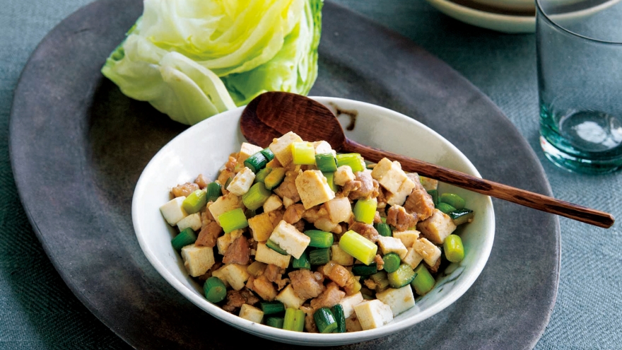 豆腐と豚肉のにんにくの芽炒め レタス包み
