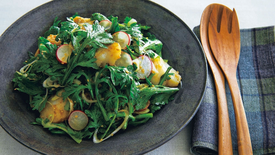 春菊と揚げたらの黒酢ごまドレッシング