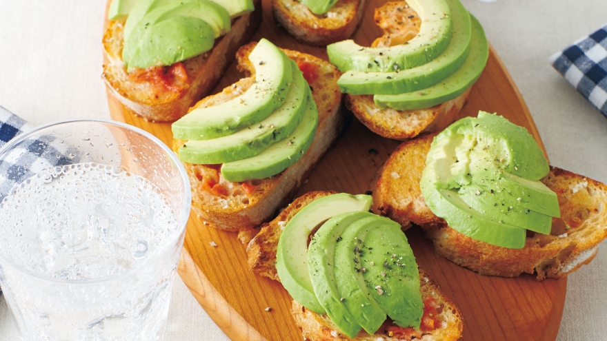 トマトアボカドトースト