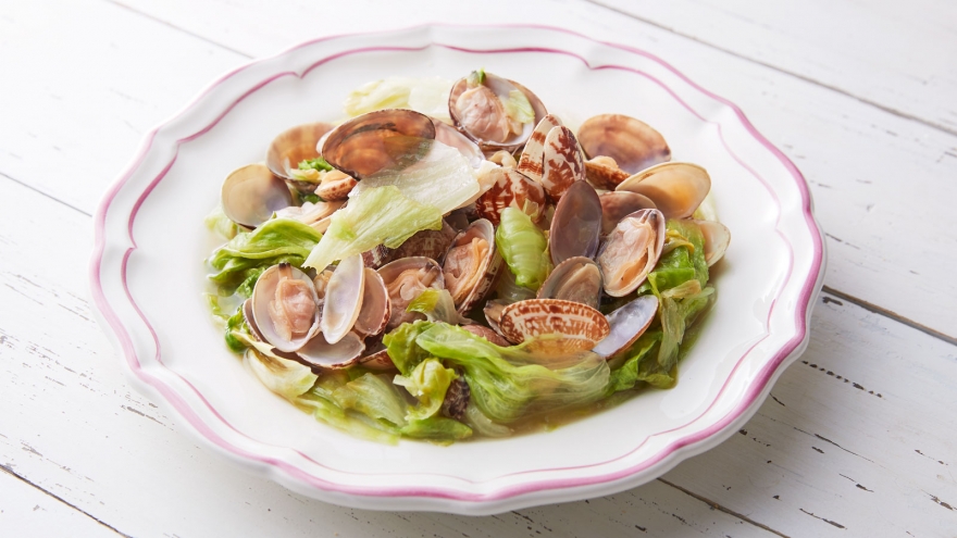 レタスとあさりの酒蒸し