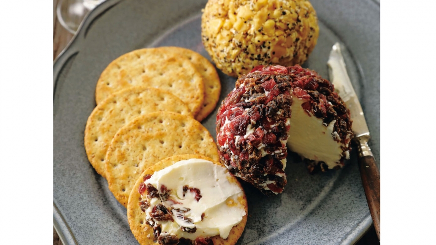 ドライフルーツとくるみのチーズボール