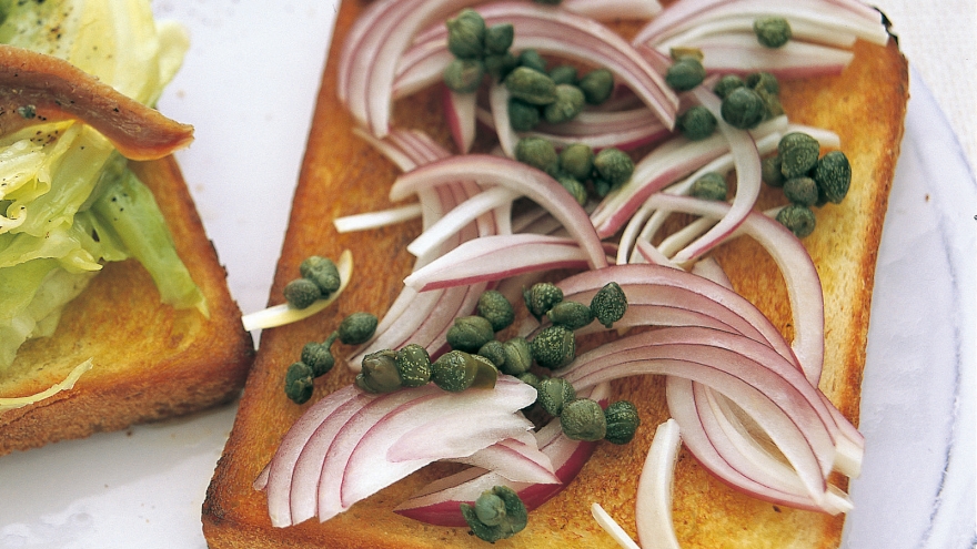 たまねぎとケイパーのオープンサンド