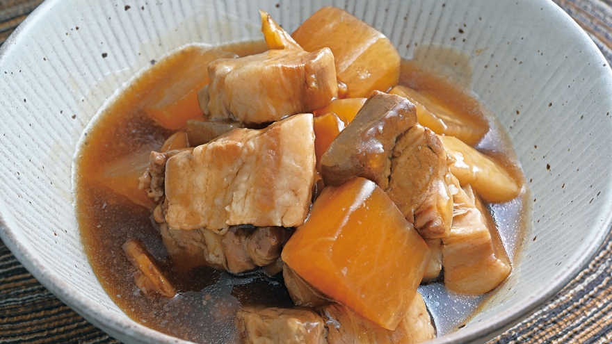 豚バラと大根の甘辛煮込み