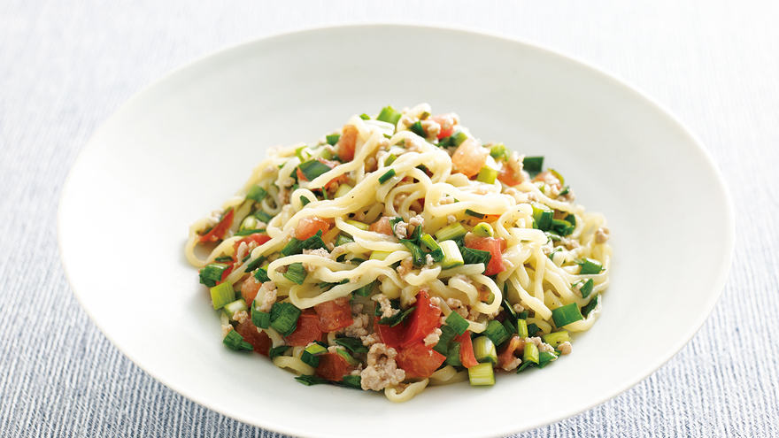 豚ひき肉とにら、トマトのあえ麺