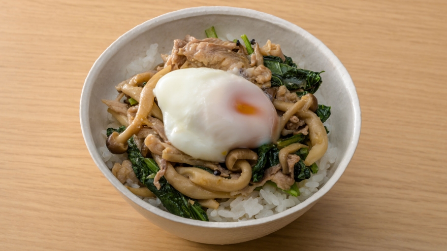 豚肉と青菜のみそ炒め丼 温玉添え
