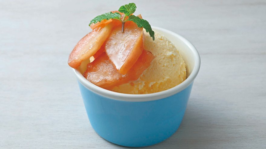 バニラアイスのりんご添え