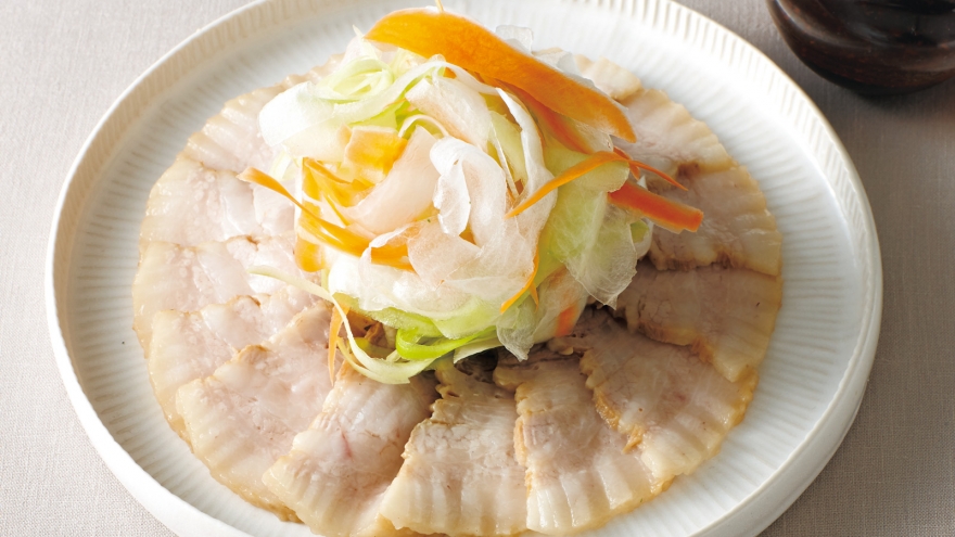 薄切りチャーシューのサラダ仕立て