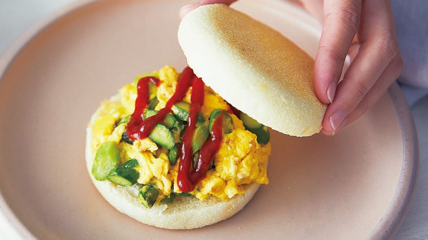 アスパラガスのオムレツサンド