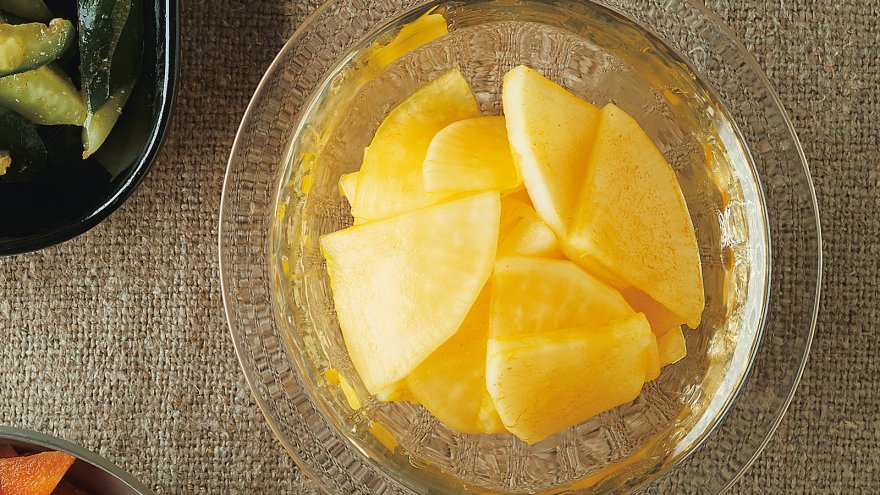 大根のターメリック漬け