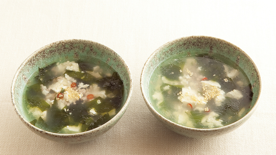 ひき肉、豆腐、わかめのスープ