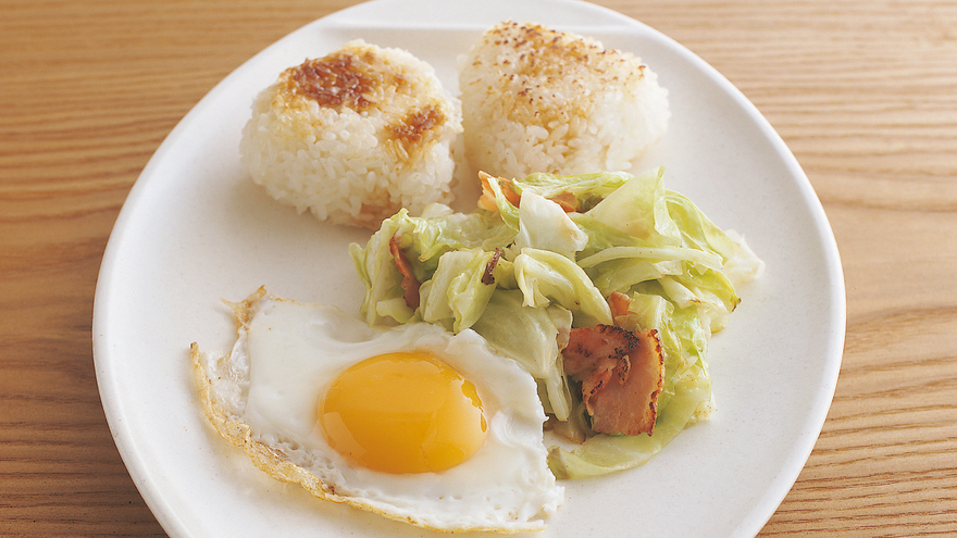 焼きおにぎり＋目玉焼き＋ベーコンとキャベツのソテー