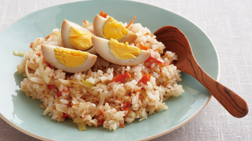 煮卵のせ塩鮭（ざけ）チャーハン