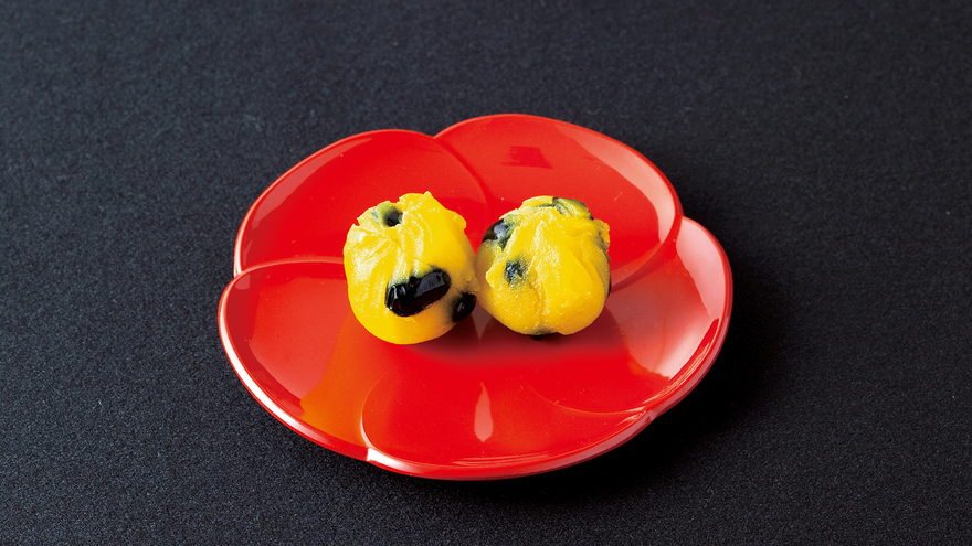 黒豆入りきんとんの茶きん絞り