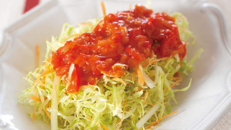 キャベツと赤いソースのサラダ