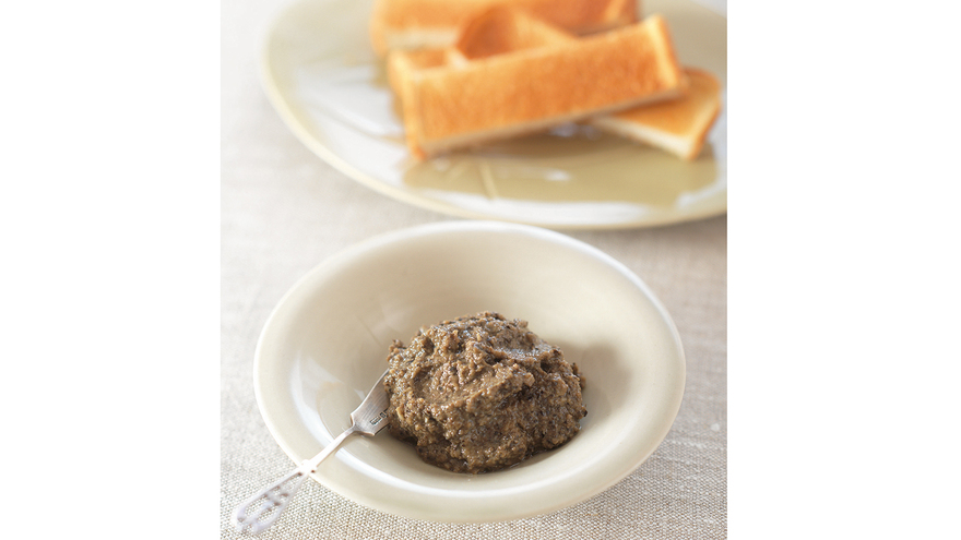 黒いソースのカナッペ