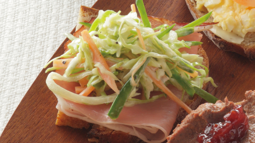 コールスローのオープンサンド