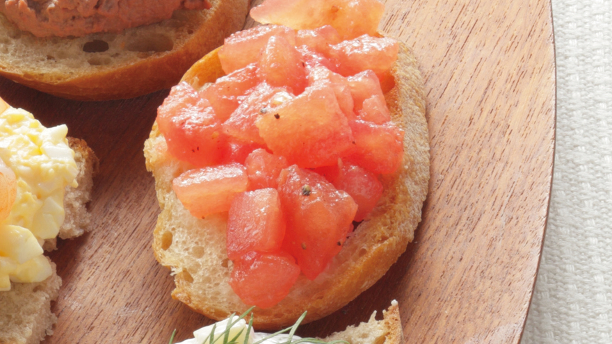 トマトサラダのオープンサンド